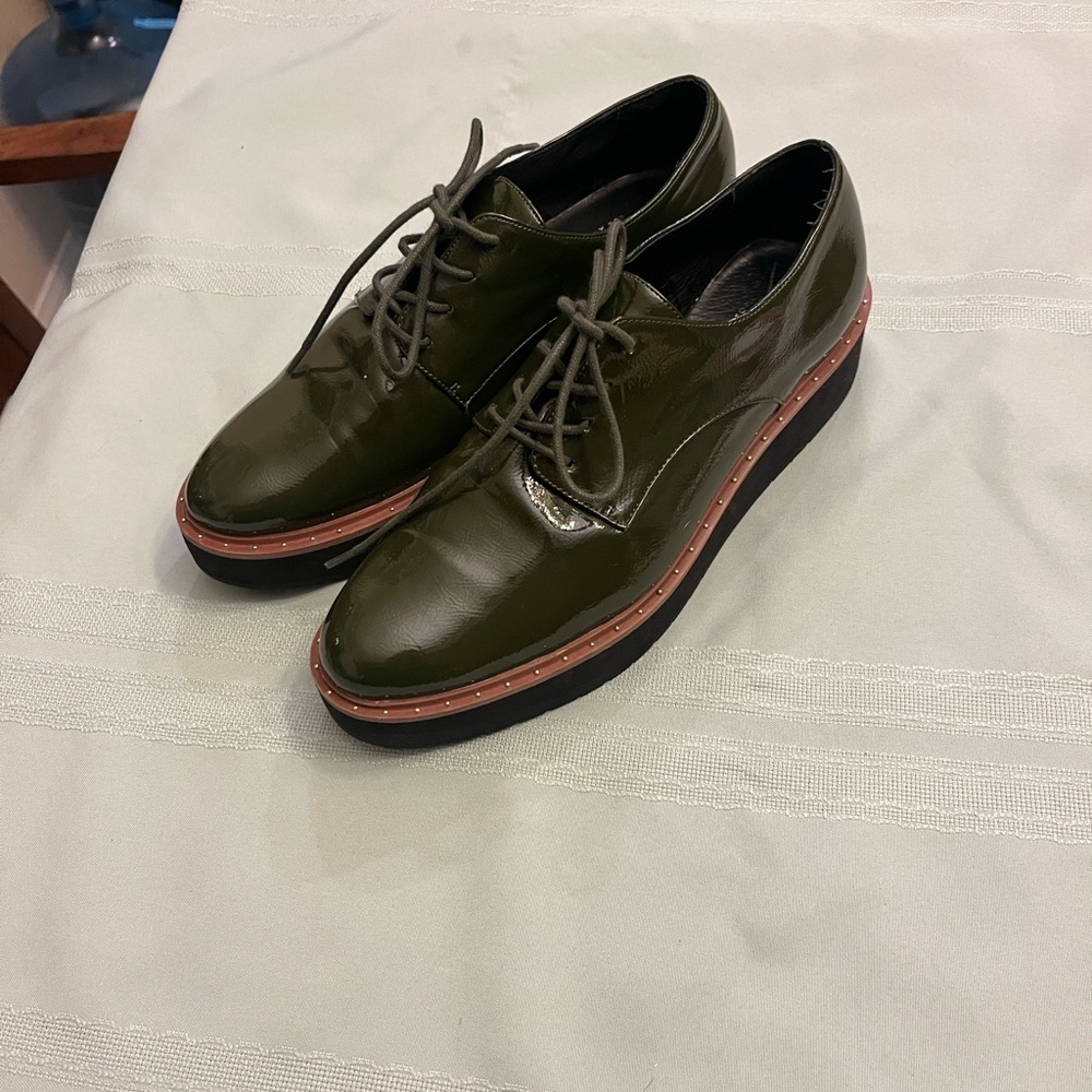 Chinese Laundry women’s Olive Green Moccasins size 9.5